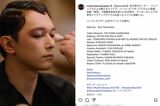 上七軒歌舞練場で、ディオールの最新コスメでメイクアップされた吉沢亮（『Harper's BAZAAR』公式インスタグラムより）