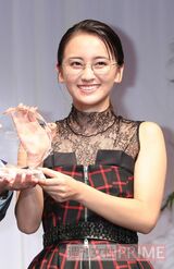 小学生からダテメガネをかけており、今も必ず3つは持ち歩くほどメガネが好きだそう（’19年10月）