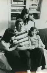 父のE・H・エリックさんと自宅にて、3姉妹一緒に。美里11歳のとき（左端）