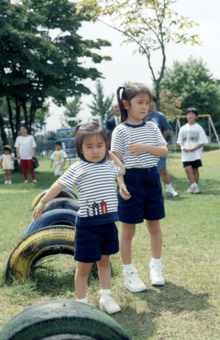 長野県・軽井沢での静養中に地元の公園を訪れた佳子さまと眞子さん（1998年8月20日）