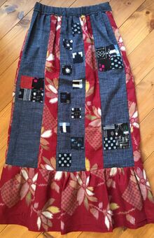財前が、母の着物や祖母のモンペなどを使ってハンドメードで作ったスカート