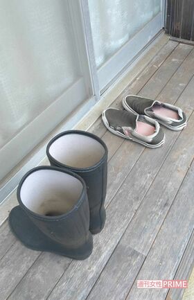 田口翔被告の長靴とスニーカーは庭先に残されたまま