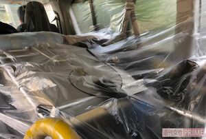 民間救急車の車内の様子。運転席と後部座席はビニールで仕切られていた　撮影／若林理央
