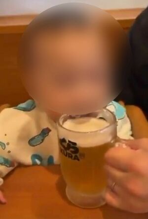 ビールのジョッキに口をつける幼児（拡散された動画より）