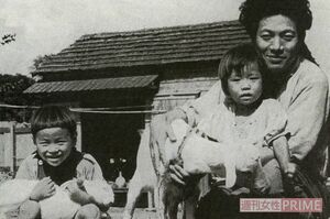 “ヒグラシの谷”こと板橋の自宅にて撮影された、妹を抱いた父・政明さん(右)と9歳の寺田(左)