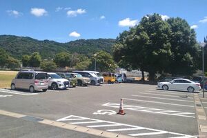 避難所の駐車場で車中泊している被災者もいるという
