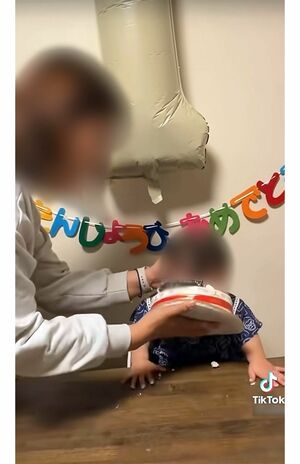 ホールケーキに何度も顔を押しつけられる幼児(母親のTikTokより)