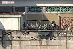 事件発覚から数日経っても、警察官数名が容疑者らの自宅庭をなぜか掘っている