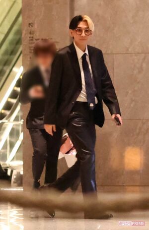 ヘラヘラ三銃士まりなの結婚式に参列したヒカルは、シックなブラックスーツにメガネをかけたコーデで参上