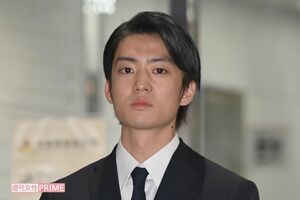 10月30日に釈放され、マスクを外して謝罪する伊藤健太郎