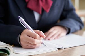 教育費の家計への負担は重く、コロナ禍で中退の増加も懸念される　※写真はイメージです