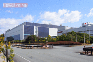 シャープの三重工場（三重県多気郡多気町）はカッコウが鳴く、のどかな地域にある。敷地は34万2000平方メートル。1300人ほどが働いている