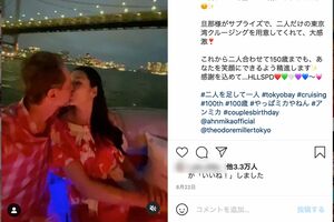 アンミカと夫のミラー氏、クルージングで甘いキスを（公式インスタグラムより）