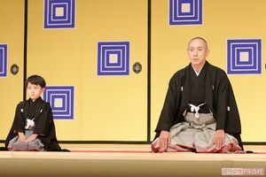 「命のかぎり、懸命に歌舞伎に生きてまいります」と挨拶した父に続き、勸玄くんも「父も名乗っておりました市川新之助の名跡を八代目として相続いたします」と　撮影／近藤陽介