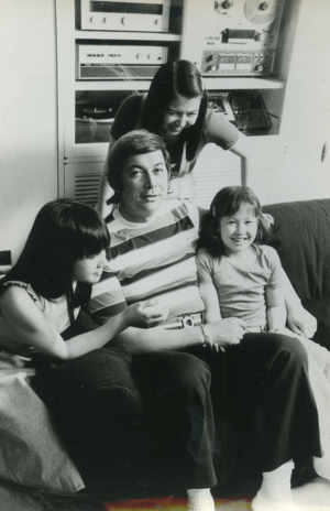 父のE・H・エリックさんと自宅にて、3姉妹一緒に。美里11歳のとき（左端）