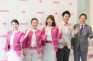 ピンク色の飛行機や制服が目印のPeach（写真提供／Peach）