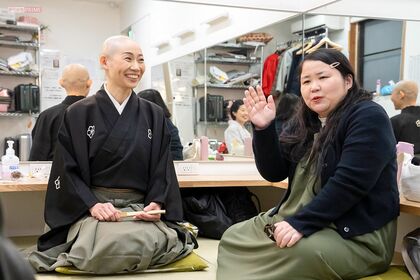 「喜楽館」の楽屋にて、落語家の桂ぽんぽ娘さん（右）と
