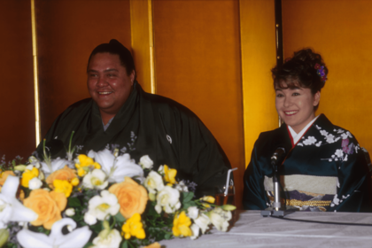 1998年、結婚会見を行った名横綱・曙太郎さんと麗子夫人