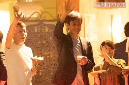 左から板尾創路、時任三郎、志田未来。テラスで楽しく話をしていた