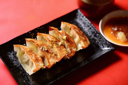 元祖ぎょうざ苑の「神戸ビーフ入り!極み餃子」みそだれ付き15個入り　1350円