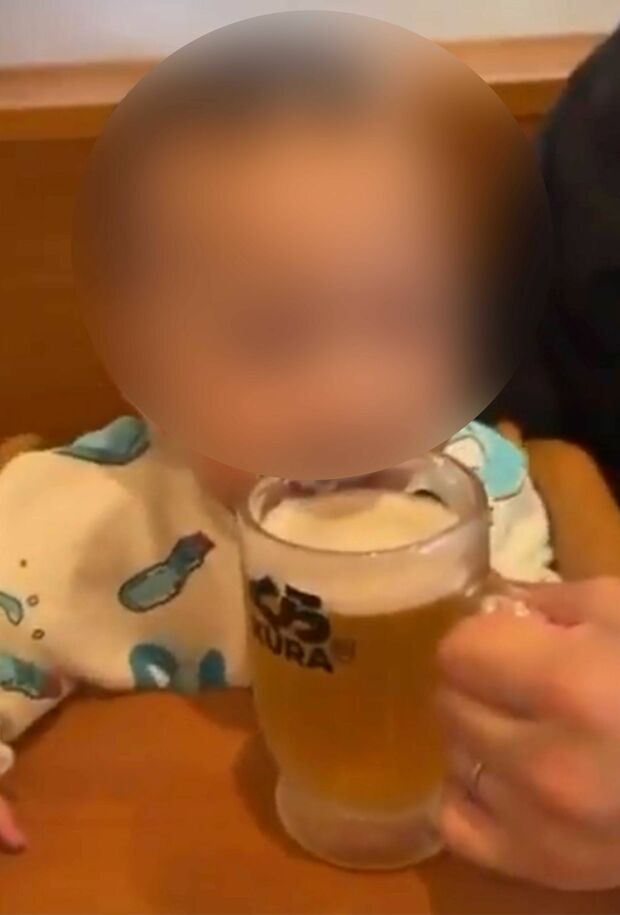 ビールのジョッキに口をつける幼児（拡散された動画より）