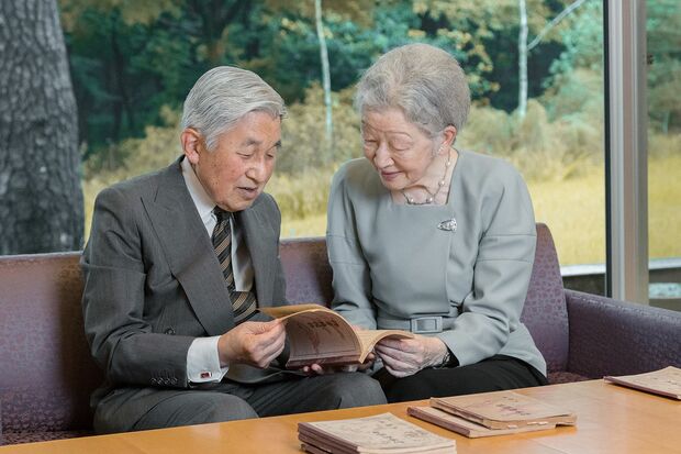 多忙なときでも、毎朝必ず文章を音読されるという上皇ご夫妻（2016年9月）（写真提供／宮内庁）