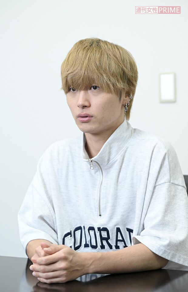 “自分の口から話したい”と取材に応じ、神妙な面持ちで話す元ジャニーズJr.の山本亮太