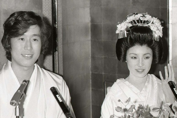 松任谷正隆氏と和装で挙式会見に臨んだ松任谷由実（1976年11月）