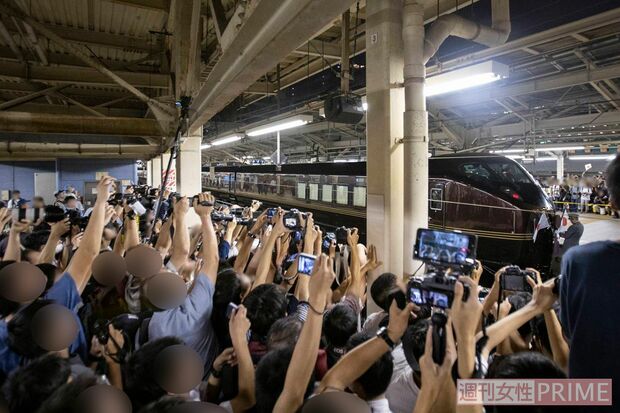 '19年9月に東京駅に到着する「お召し列車」を撮影しようと群がる鉄道ファン