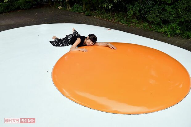 大きな「目玉焼きのオブジェ」　撮影／渡邉智裕