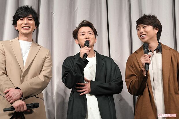 『嵐 活動休止表明会見』にて、笑顔が溢れる松本潤（左）、大野智（中央）、櫻井翔（右）
