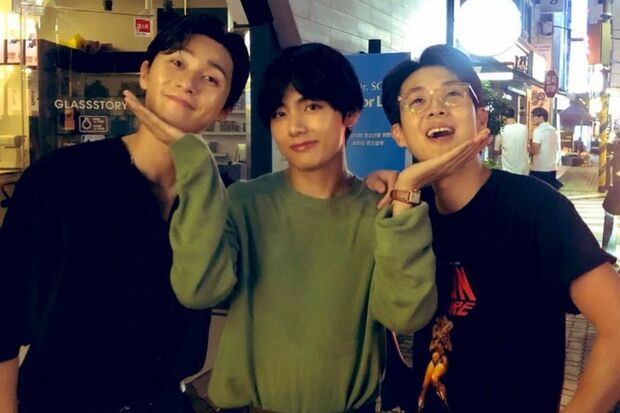 ウガウガ会の豪華メンバー。右から『パラサイト　半地下の家族』のチェ・ウシク、テテ、『梨泰院クラス』のパク・ソジュン（インスタグラムより）