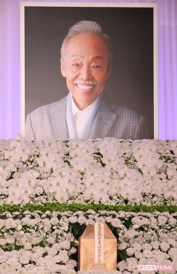 白い花で埋め尽くされた谷村新司さんの祭壇
