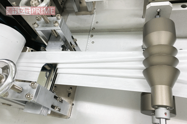 【2プリーツ付け】不織布にひだを作って織り込み、形を整える