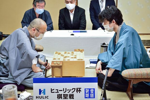 棋聖戦第3局 。序盤から早いペースで進み、激しい戦いに。午後になり渡辺棋聖が有利に勝負を進めた　提供／日本将棋連盟