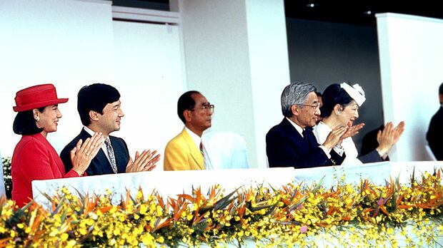 広島アジア大会の開会式で歓迎パフォーマンスをご覧になる両陛下と皇太子ご夫妻（'94年10月）
