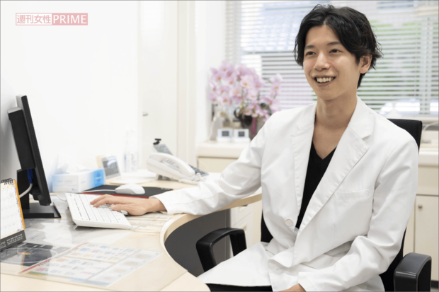 「いい人でいるだけでは精神科医の仕事は務まらない」と話す藤野さん。今日も診察室で、患者さんに寄り添って診療を続けている（撮影／伊藤和幸）