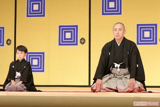 「命のかぎり、懸命に歌舞伎に生きてまいります」と挨拶した父に続き、勸玄くんも「父も名乗っておりました市川新之助の名跡を八代目として相続いたします」と　撮影／近藤陽介