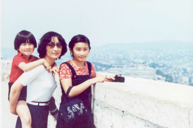 オーストリアのウィーンでの紀子さま。母・和代さん、弟・舟さんと（1977～’78年ごろ）