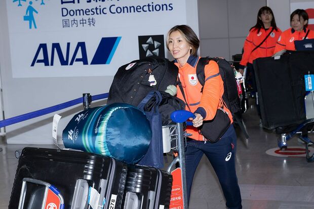 ミラノ・コルティナ五輪から帰国したカーリング吉村紗也香選手の荷物にも『エアウィーヴ』が