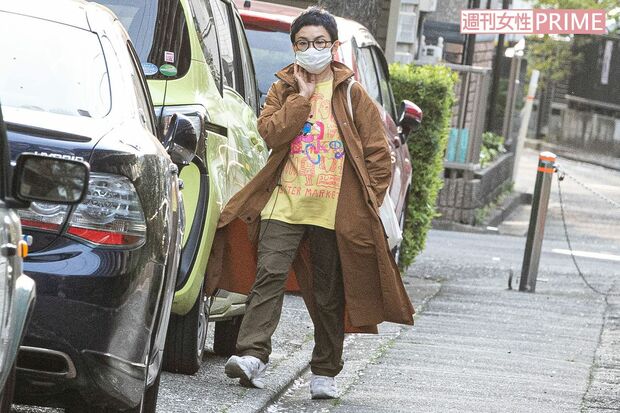 4月上旬、自宅から出てきた榊英雄監督の妻・橘いずみ