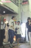 (左から)2回目の打ち上げ後の竜星、梶原、天海。会が終わった後も、名残惜しいのか固まって楽しげに話していた