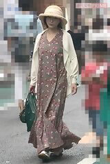 8月上旬、帽子を目深にかぶり、商店街で次男と買い物を楽しんでいた広末