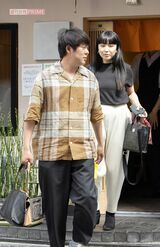 満足げに店を出る村本たち。リードする村本は6万円超のシャツを着用