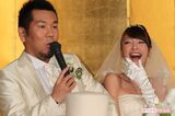 結婚会見で笑顔を見せるフジモン＆ユッキーナ（'11年）