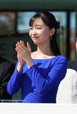 耳元には滋賀県草津の花“あおばな”を使用したイヤリグ