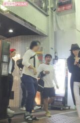 （左から）2回目の打ち上げ後の竜星、梶原、天海。会が終わった後も、名残惜しいのか固まって楽しげに話していた