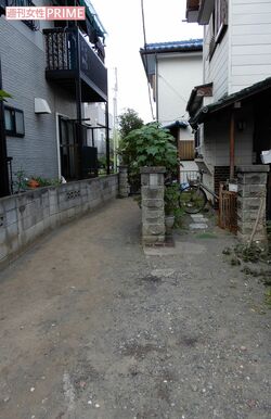 事件が起きた美紀子容疑者の自宅（写真の路地奥）。善明さんが倒れたとみられる場所には血痕が生々しく残っていた