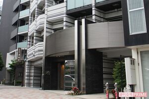 現場のマンションは「飛び降りや不審死などが続いている」と住民