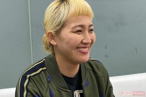 インタビュー中の丸山桂里奈